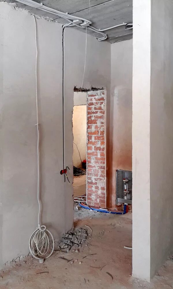 замена электрики в двухкомнатной квартире. разводка электропроводки в панельном доме. черновая электрика в квартире. электропроводка в квартире. прокладка электрики в новостройке.