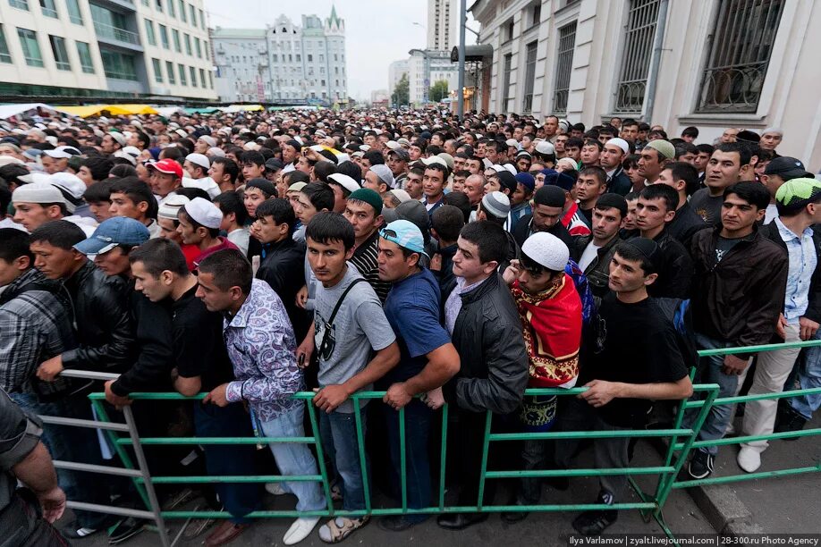 Ураза прикол. Толпа мусульман. Толпа таджиков. Огромная толпа таджиков. Узбеки мусульмане.