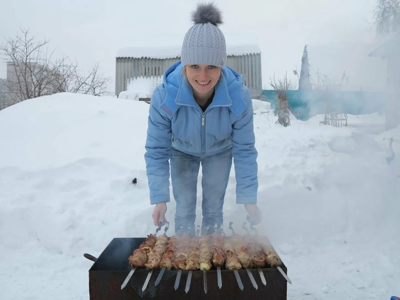 Шашлык зимой. Шашлык зимой на природе. Шашлыки на даче. Барбекю зимой на природе.