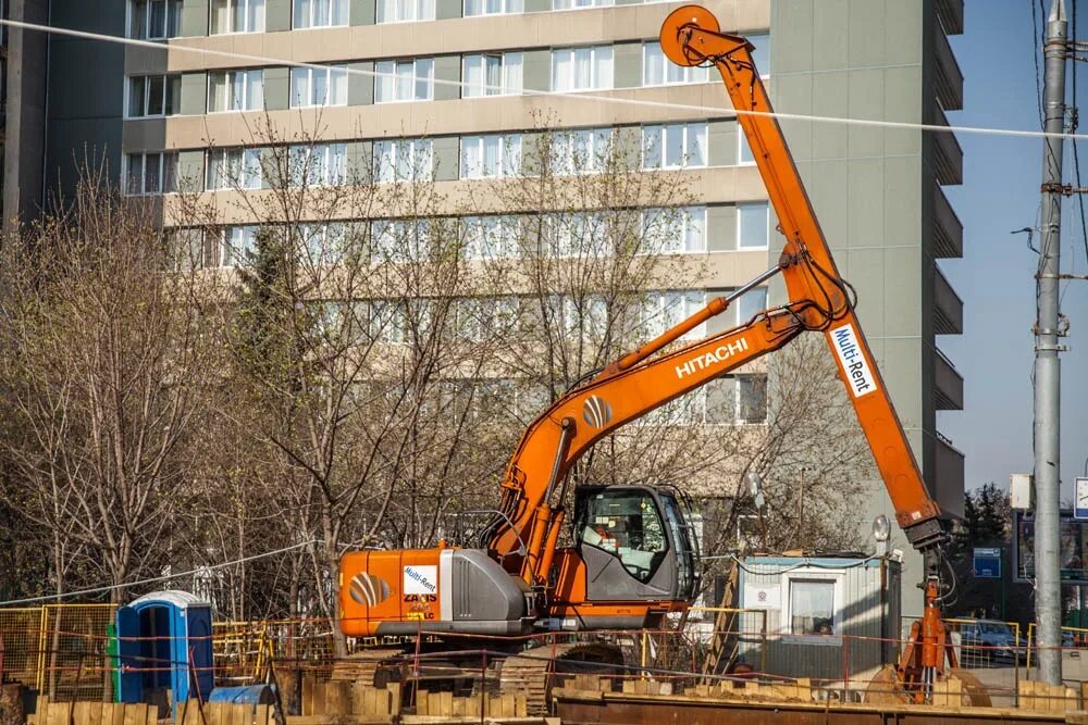 Hitachi ZX 225 грейфер. Хитачи 200 экскаватор с грейфером. Экскаватор телескопический с грейфером 225 Хитачи. Hitachi Zaxis 225 грейфер.