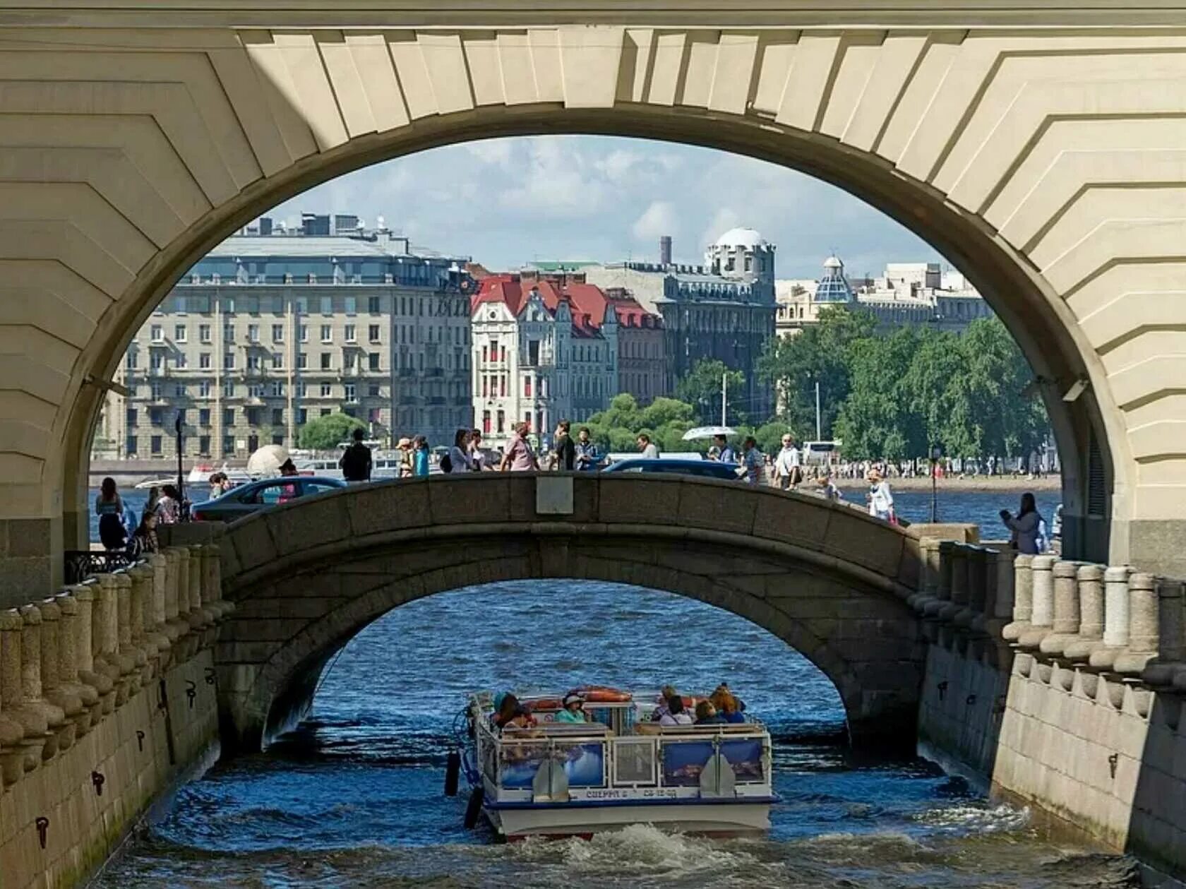 Часовой мост. Набережная зимней канавки Санкт-Петербург Эрмитажный мост. Эрмитажный мост зимняя канавка. Зимняя канавка в Санкт-Петербурге. Мост зимняя канавка Питер.