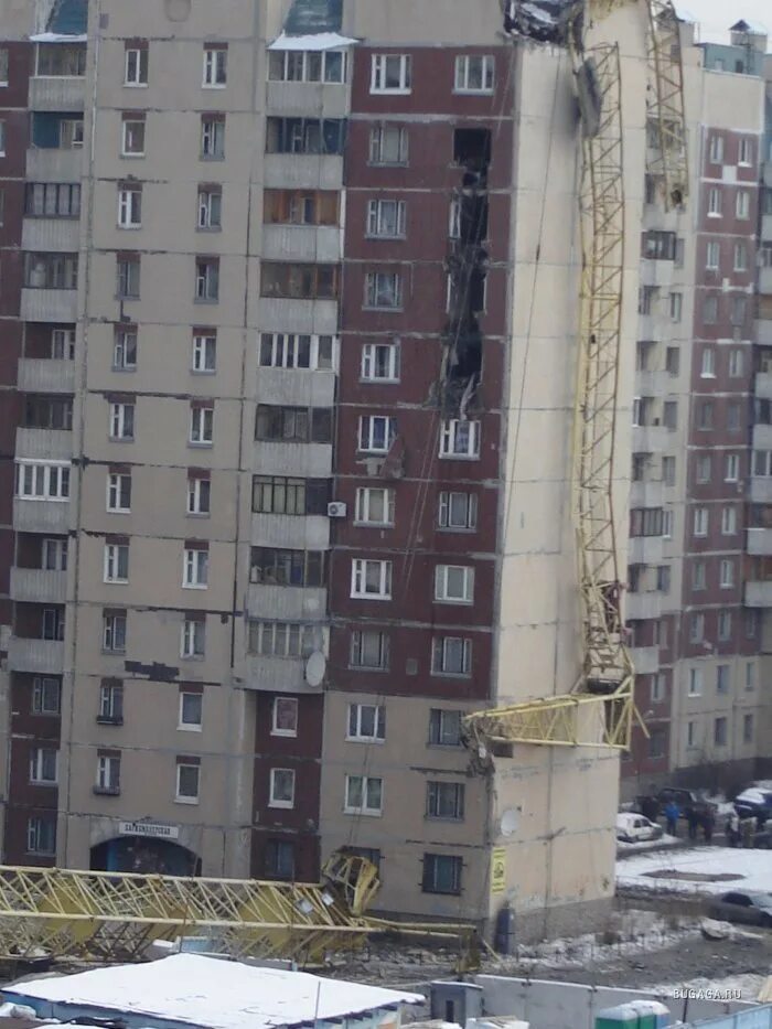 В питере упал дом. Упал кран на камышовой улице. падение башенного крана в санкт-петербурге на жилой дом. падение крана на камышовой 2007. падение башенного крана камышовая улица.