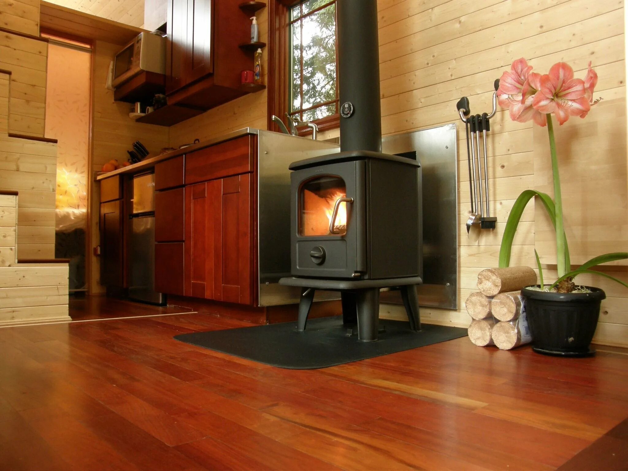 Камины на дровах для частного дома. Печное отопление в квартире. Печное отопление в квартире. Печь буржуйка в деревянном доме. Печь в дом для отопления.