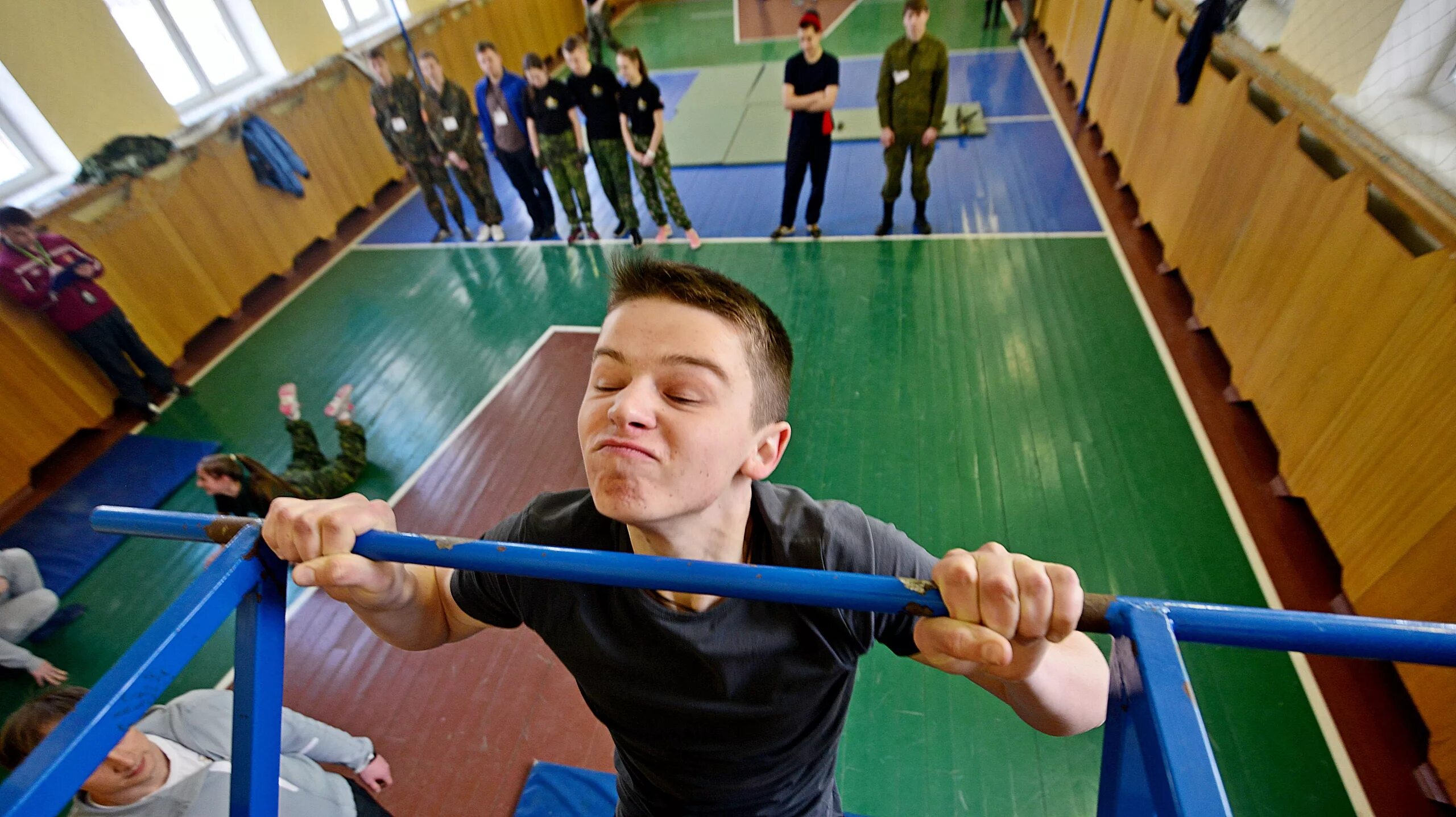 Сильные мальчики в классе. Физическая подготовка. Школьник спортсмен. Физическая подготовка школьников. Физкультура для школьников.