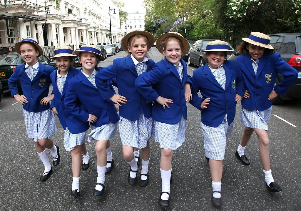 Children in britain school. Итон колледж в Англии форма. Итон сквер Лондон. Частная школа Британии Итон. Eton школа в Англии форма.
