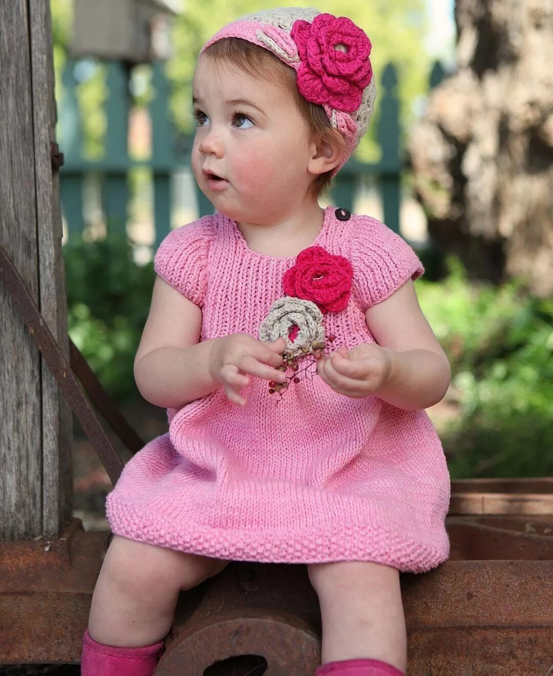 Длят девочек. Детское вязаное платье для малышки. Розовое вязаное платье для девочки. Малышка в платье. Вязаное платье для маленькой девочки.