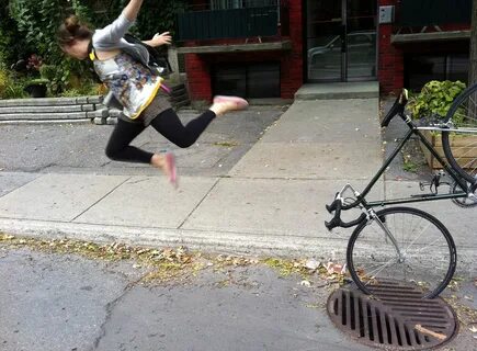 Bike wheel stuck in rain drain and she is flying like a bird, ouch!! Grappige pl