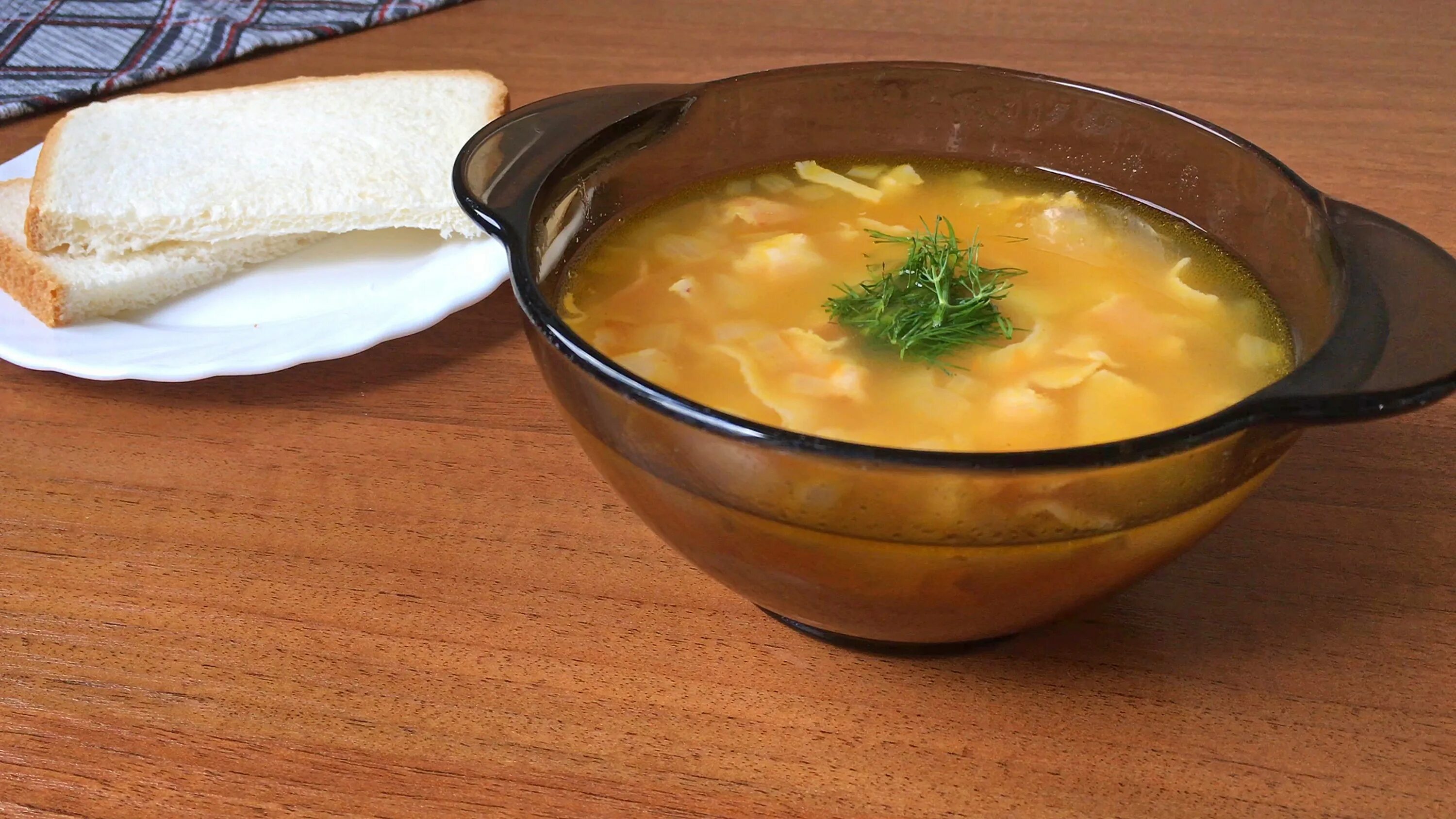 Суп гороховый. Суп с копченой грудинкой. Грудинка для горохового супа. Гороховый суп в мультиварке.