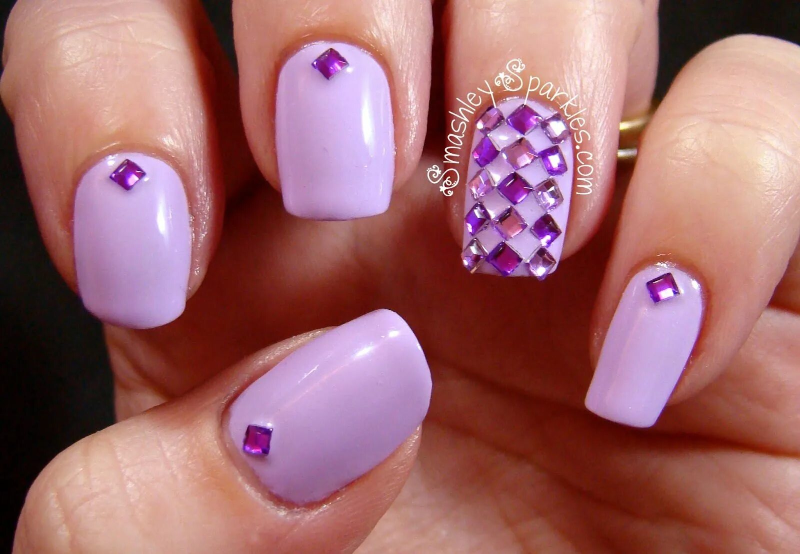 Сиреневые короткие ногти дизайн. Фиолетовый маникюр. Сиреневые ногти. Маникюр фиолетовый с розовым. Ногти сиренево розовые.