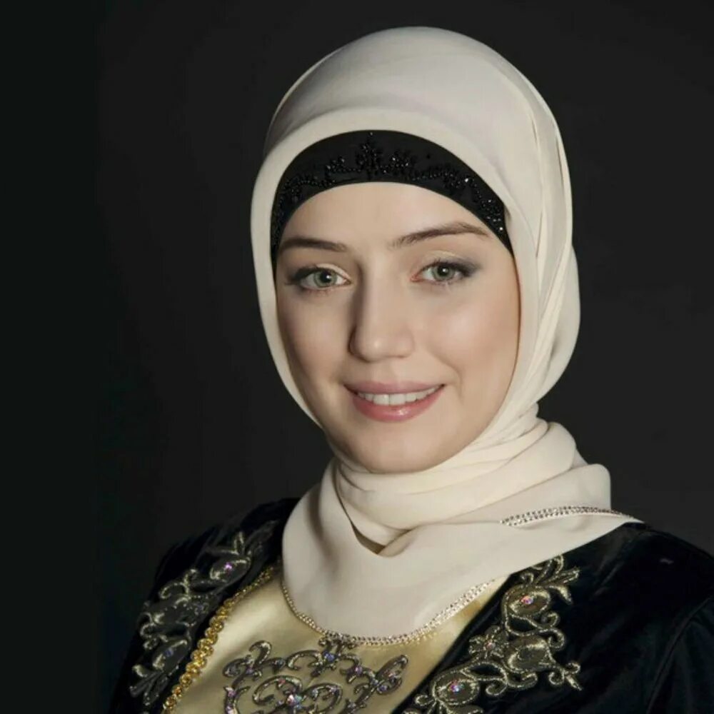 Самые красивые чеченские имена. Бисултанова амнат рамазановна. Самые красивые имена для девочек. Красивые чеченки в платках. Красивые чеченские названия.