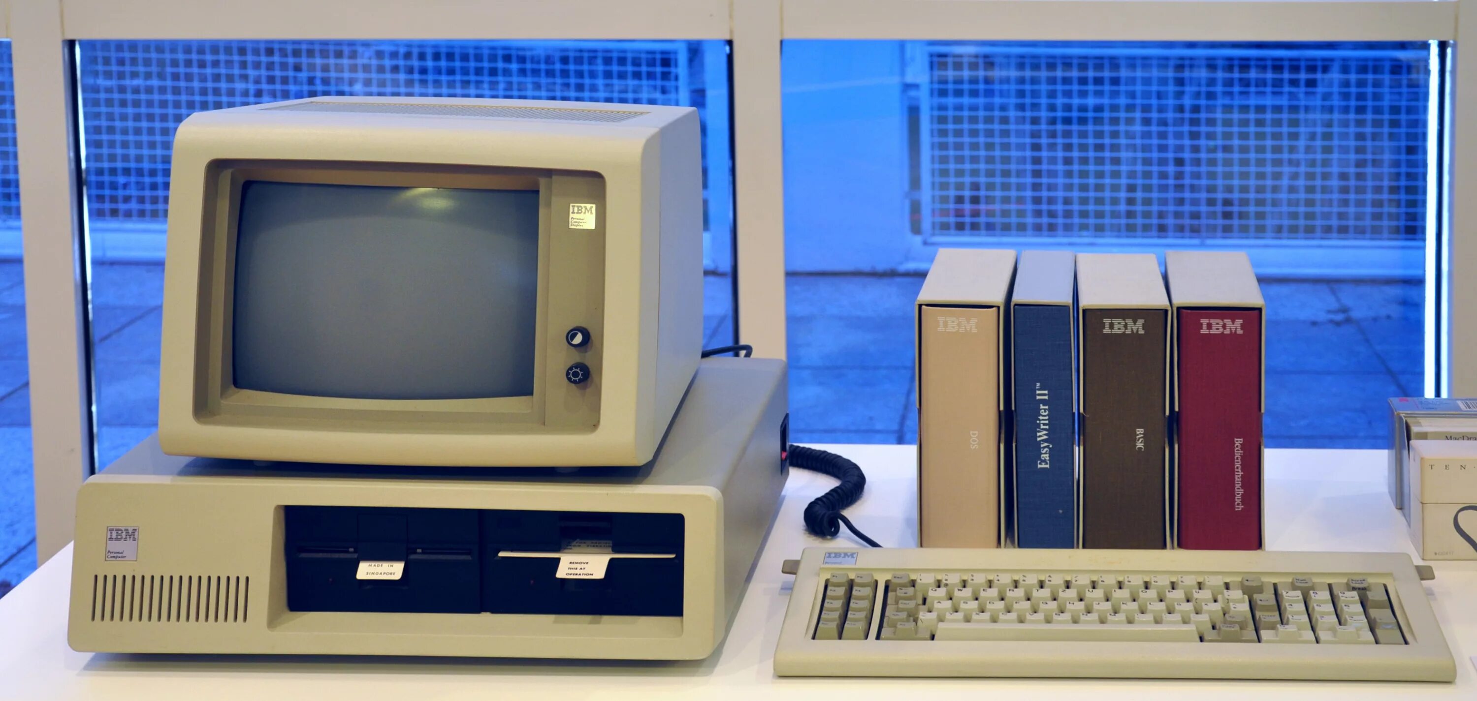 5 е поколение. IBM PC 1981 год. ЭВМ ИБМ 4 поколение. Четвёртое поколение ЭВМ ИБМ ПК. Компьютеры IBM 80-Х.