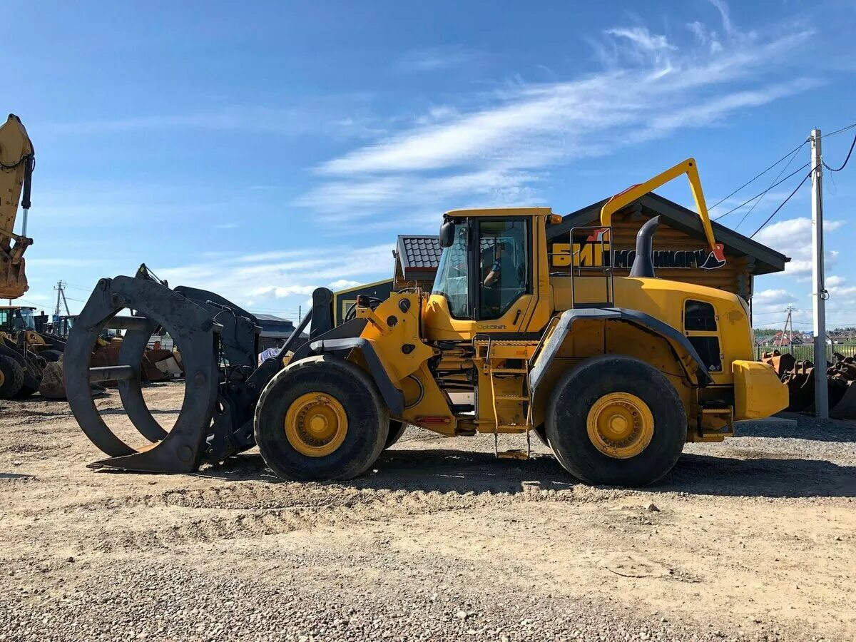 Caterpillar 972m xe. Погрузчик вольво 35. Фронтальный погрузчик на бетонный завод. Комацу фронтальный погрузчик 5 кубов. Водитель фронтального погрузчика.