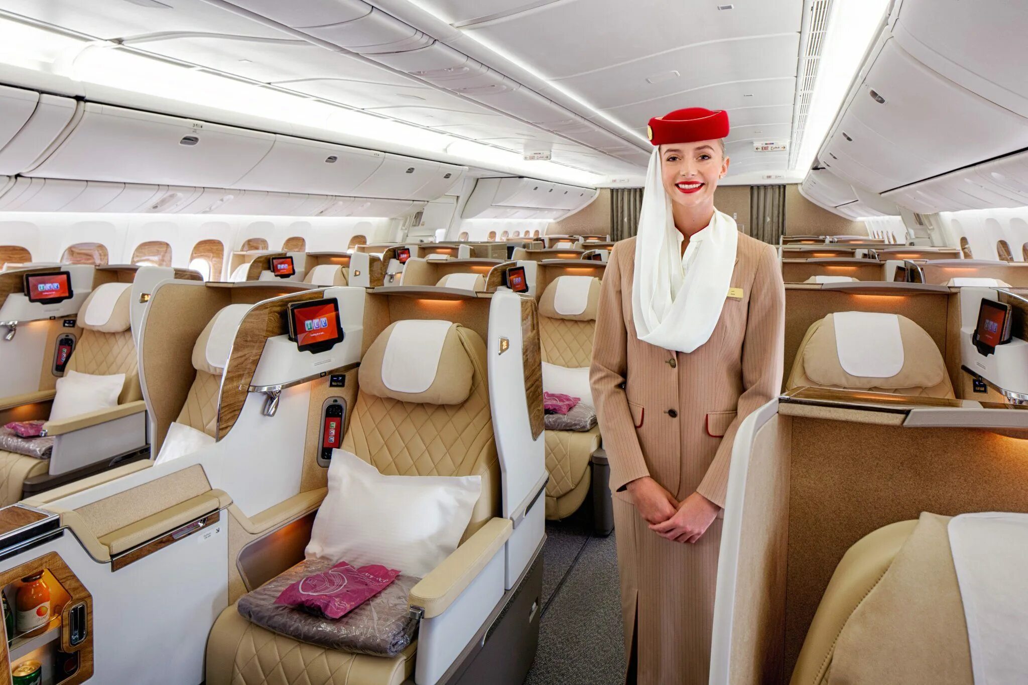 Организация бизнес класс. Боинг 777 Эмирейтс. 777-200 LR Emirates. Боинг 777 Emirates салон. Бизнес класс Эмирейтс Боинг 777.