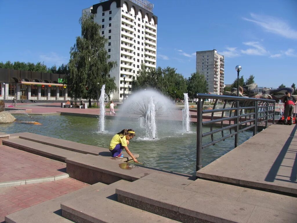 Набережные челны бульвар энтузиастов «каскад фонтанов». Бульвар энтузиастов набережные. Бульвар энтузиастов набережные челны. Эволюция скульптура набережные челны. Бульвар энтузиастов набережные челны скульптуры.