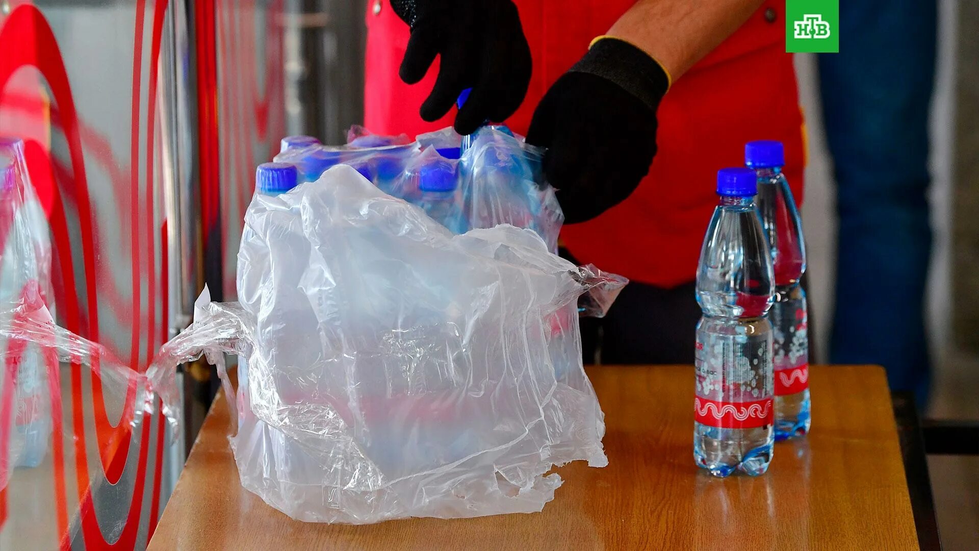 Питьевая вода раздача. Раздача воды. Раздают воду. Раздают воду в метро Москва. Раздают воду в Москве.