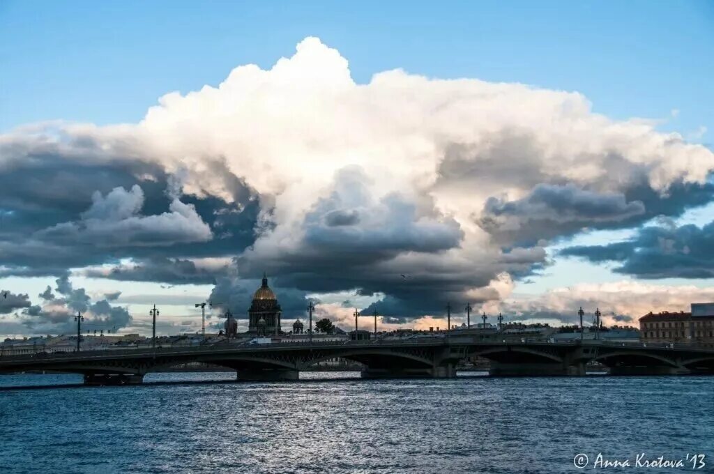 Погода туча спб. Кучевые облака питер. Хмурое небо питера. Петропавловская крепость мост. Свинцовое небо санкт-петербург.