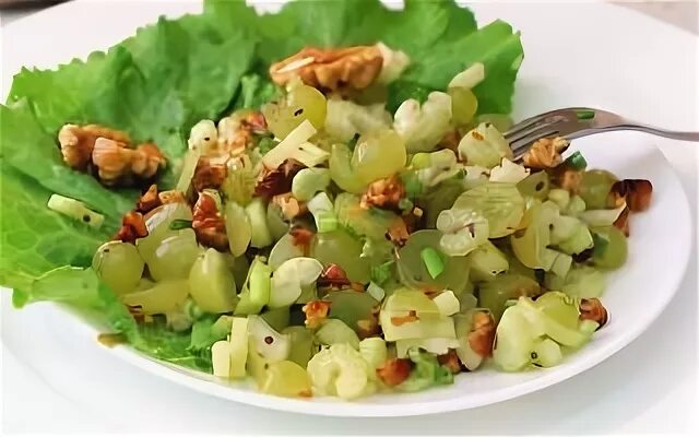 Салат из курицы с виноградом. Салат с курицей сельдереем и виноградом. Салат с сельдереем и виноградом. Салат из курицы с виноградом. Салат с сельдереем и виноградом.