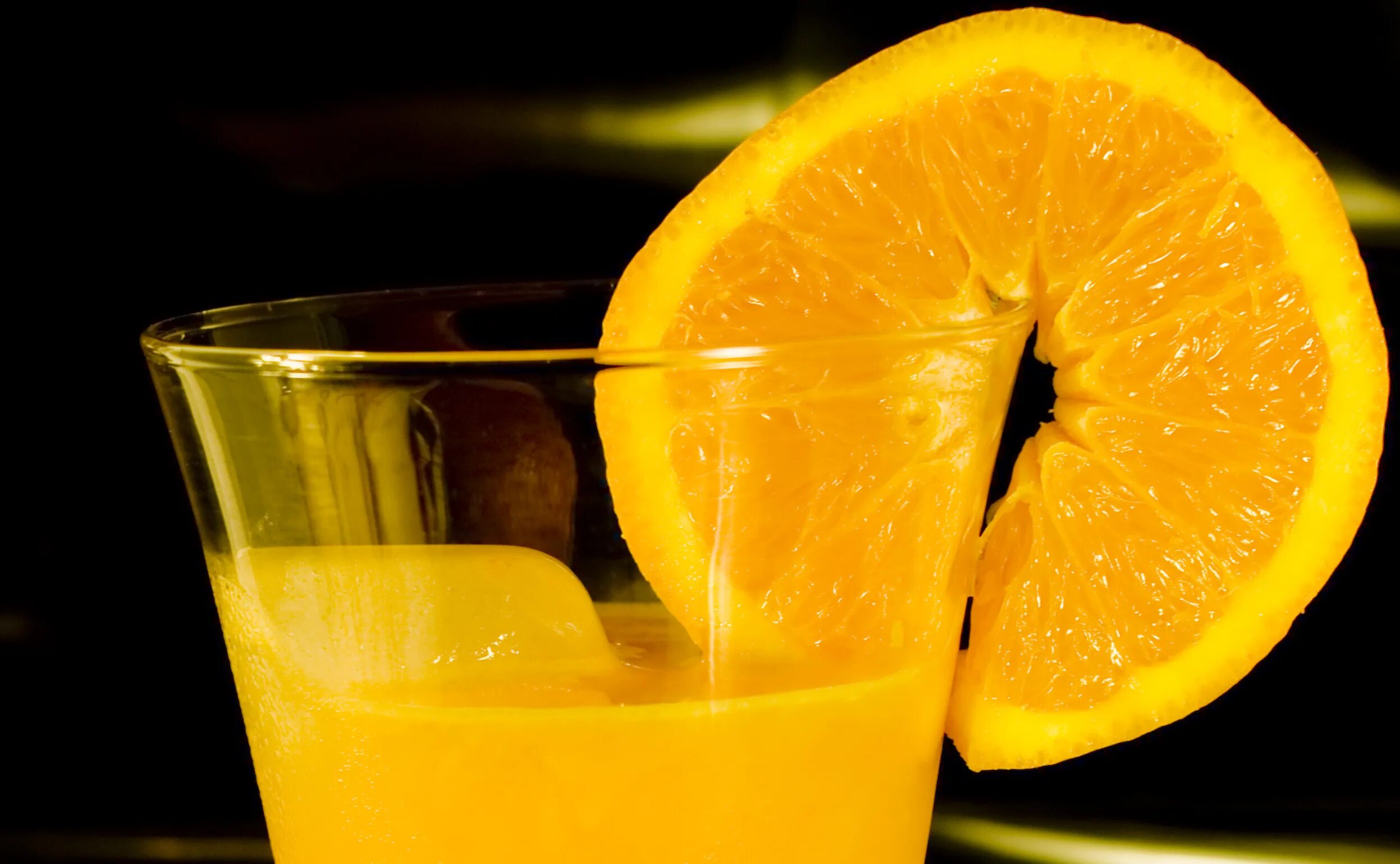 Апельсиновый сок. Свежевыжатый сок. Апельсиновый Фреш. Свежевыжатый сок лимона.