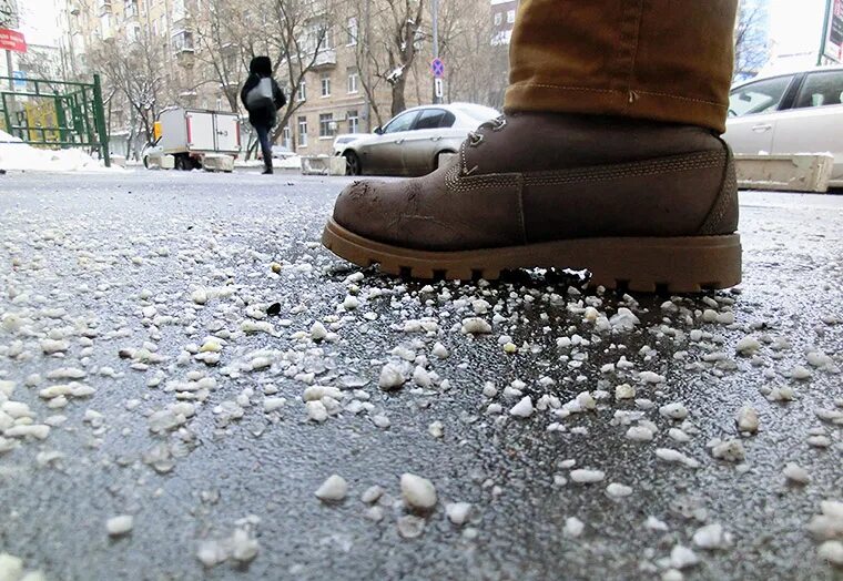 Соль для снега. Снег посыпанный солью. Реагенты для дорог зимой. Грязная машина на дороге. Бетон во льду.