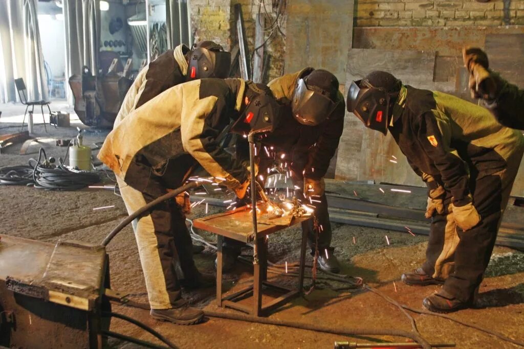 выучиться на электрогазосварщика. учебный центр сварщиков. сварочное производство. сварщик в цеху. газосварщик.