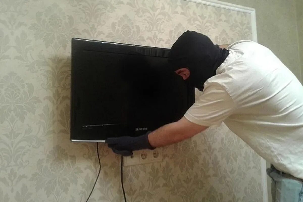 Слышен телевизор соседей. Слышен телевизор соседей. Телевизор ночью. Слышен телевизор соседей. Человек телевизор.