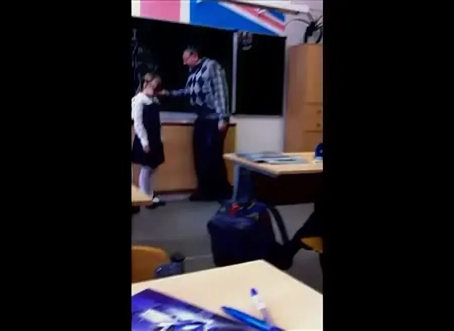 Дал сдачи видео. Девушка на заправке. Пожалуйста наденьте бахилы. Заправщица под кайфом. Кассирша лукойл.