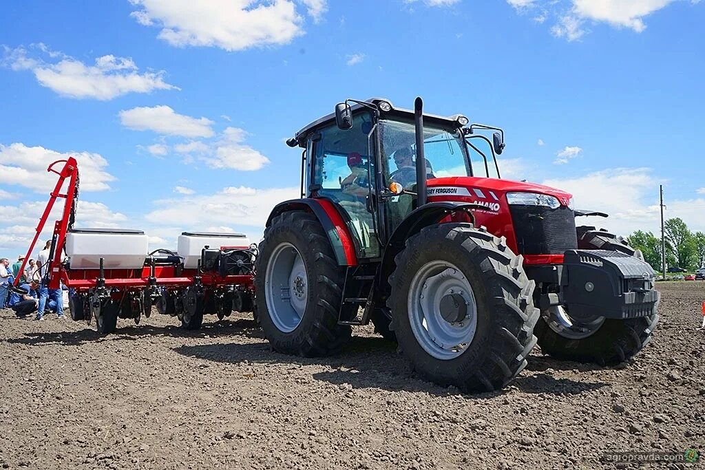Massey ferguson mf 6713. Трактор фергюсон 6713. Массей фергюсон 6713. Mf6713 трактор. Массей фергюсон 6713.