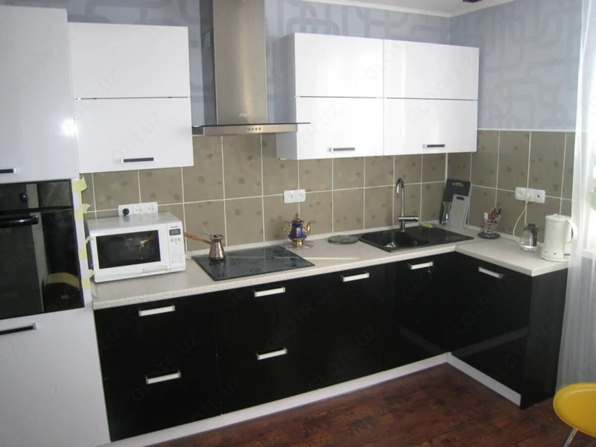 Кухня черный верх. Кухонный гарнитур белый верх черный низ. Кухонный гарнитур белый с черным. Гарнитур черный низ белый верх. Бело черная кухня.