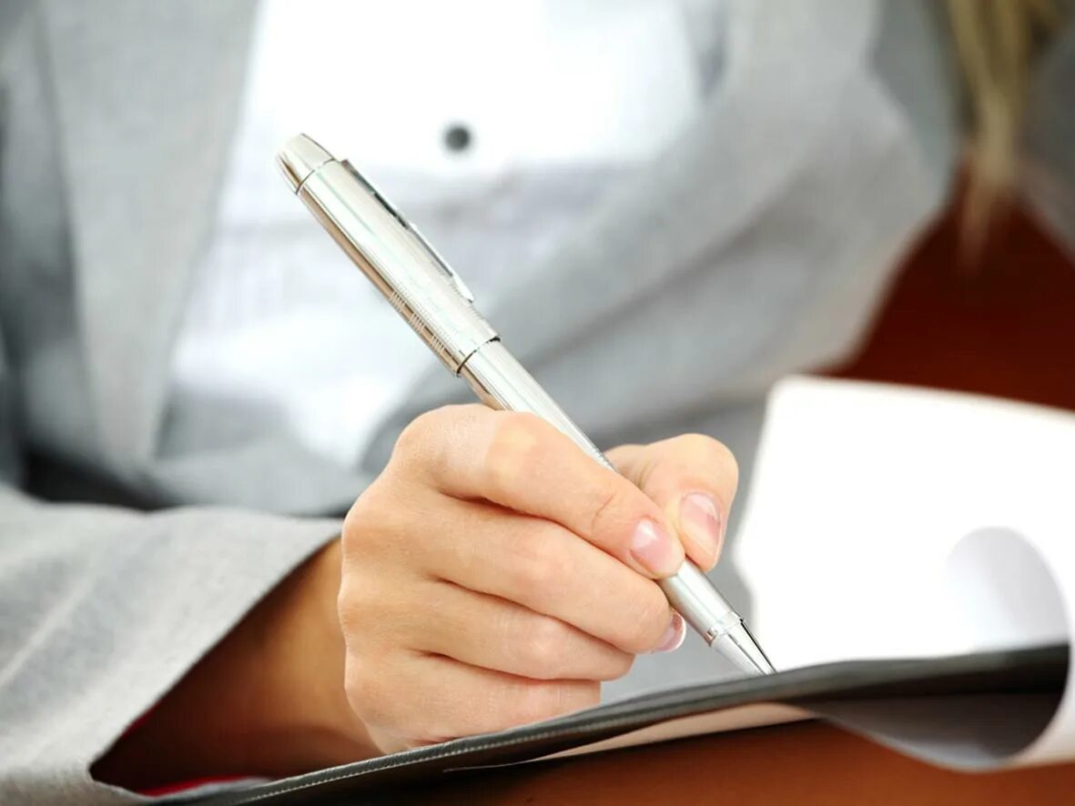 Пациент заполняет анкету. Анкетирование людей. Человек заполняет. Заполнить анкету. Человек заполняет анкету.