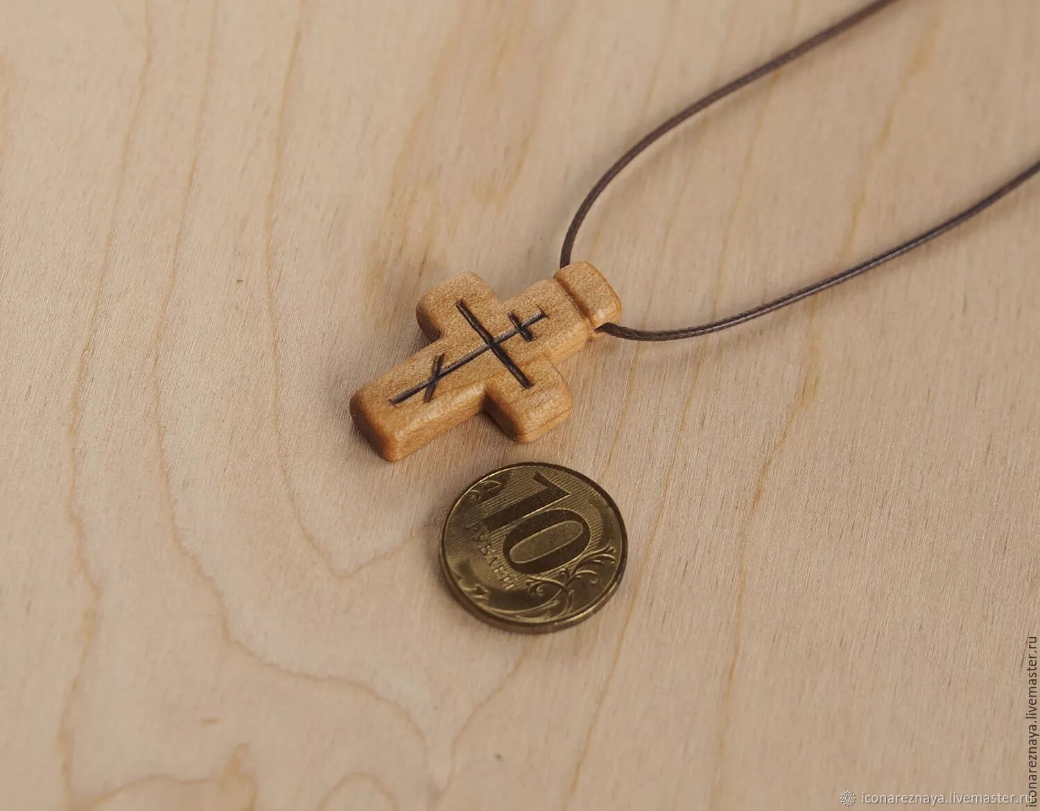Деревянный крестик нательный. Нательный крест из дерева. Небольшие деревянные крестики. Крестик деревянный нательный православный.