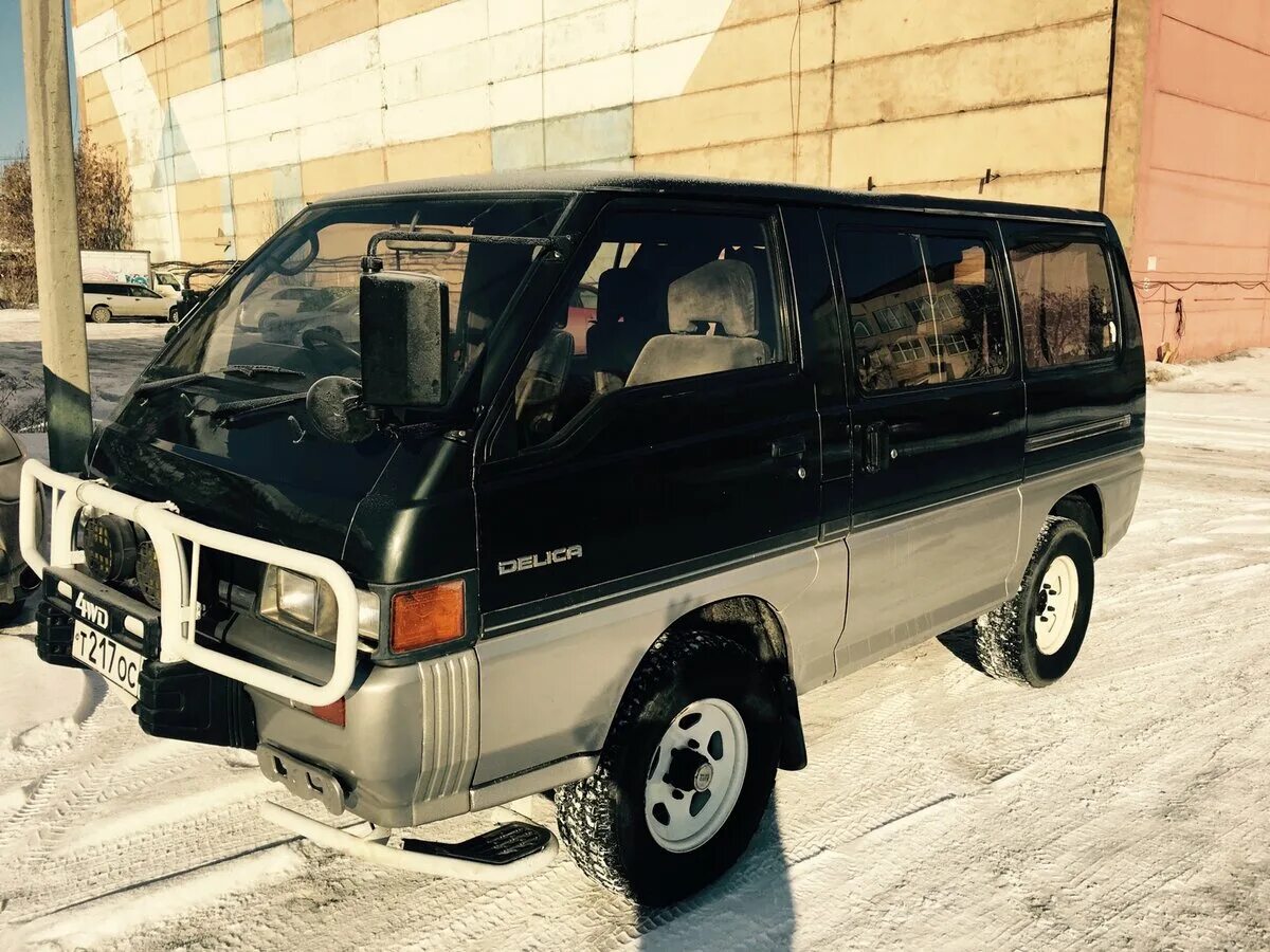 Delica 3. Mitsubishi Delica 3. Мицубиси микроавтобус Делика 3. Мицубиси Делика 1992 года. Мицубиси минивэн 1992.