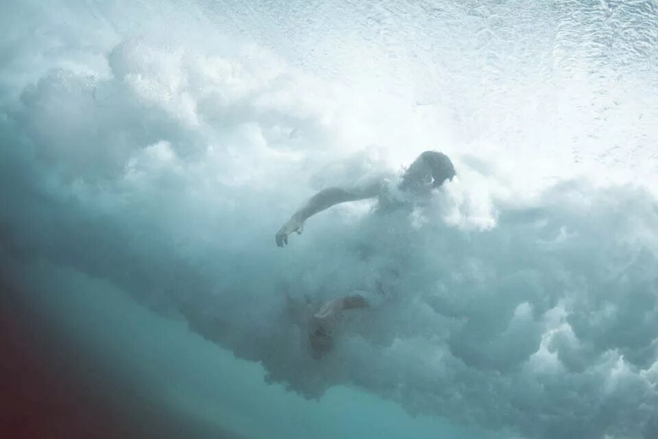 Вода и человек. Волны под водой. Человек под водой. Падение в воду. Приснилось что упала в воду