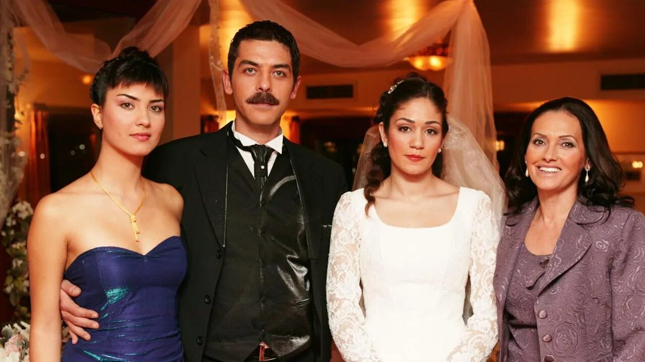 Под сенью лип турецкий сериал. Под сенью лип турецкий сериал ihlamurlar altinda,. Под сенью лип сериал 2005–2007. Под сени лип. Под сенью лип турецкий сериал ihlamurlar altinda,.