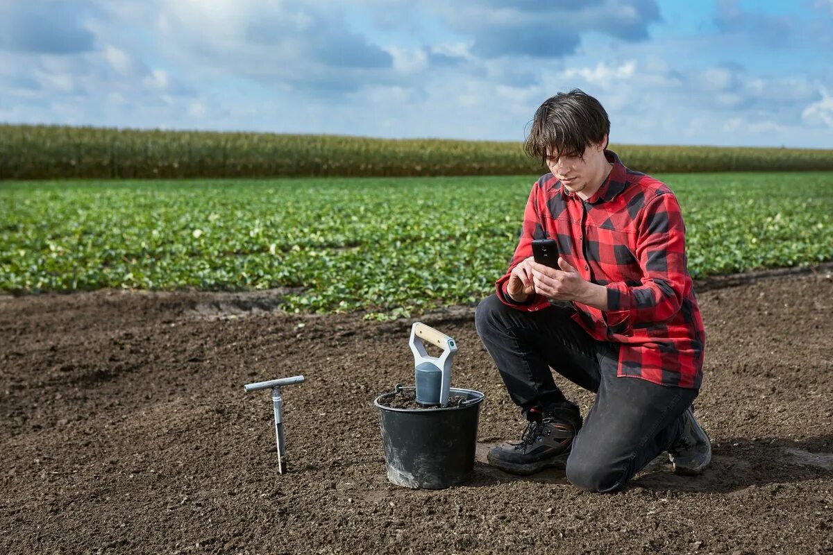 Агроном на посевной. Агрономы внесли в почву опытной делянки. Ноу-тилл технология. Селекционер профессия. Агрономия баннер.