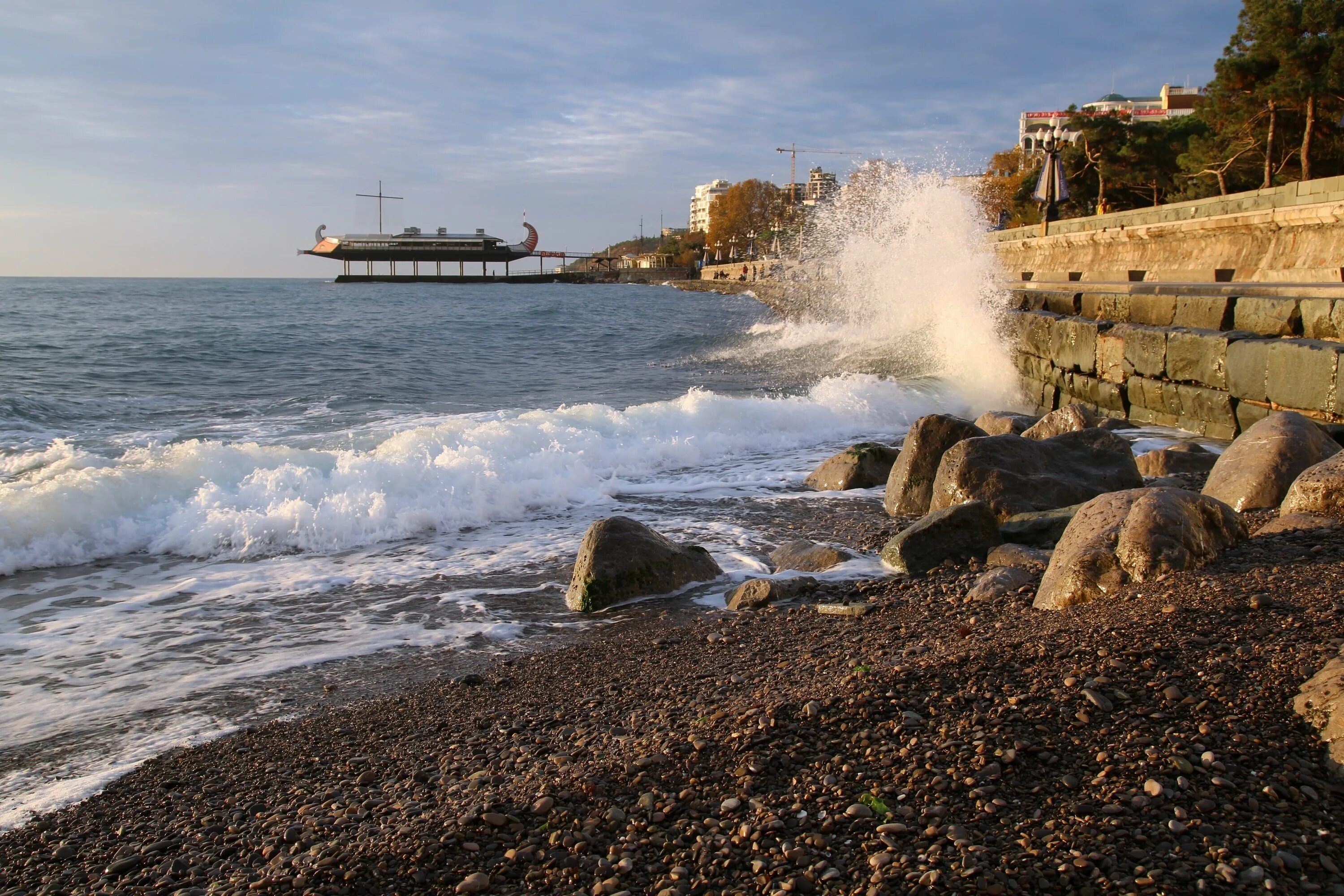 Столица находится на берегу моря. Черное море Ялта. Крым Ялта берега. Ялта черное море пляж. Ялта берег моря.