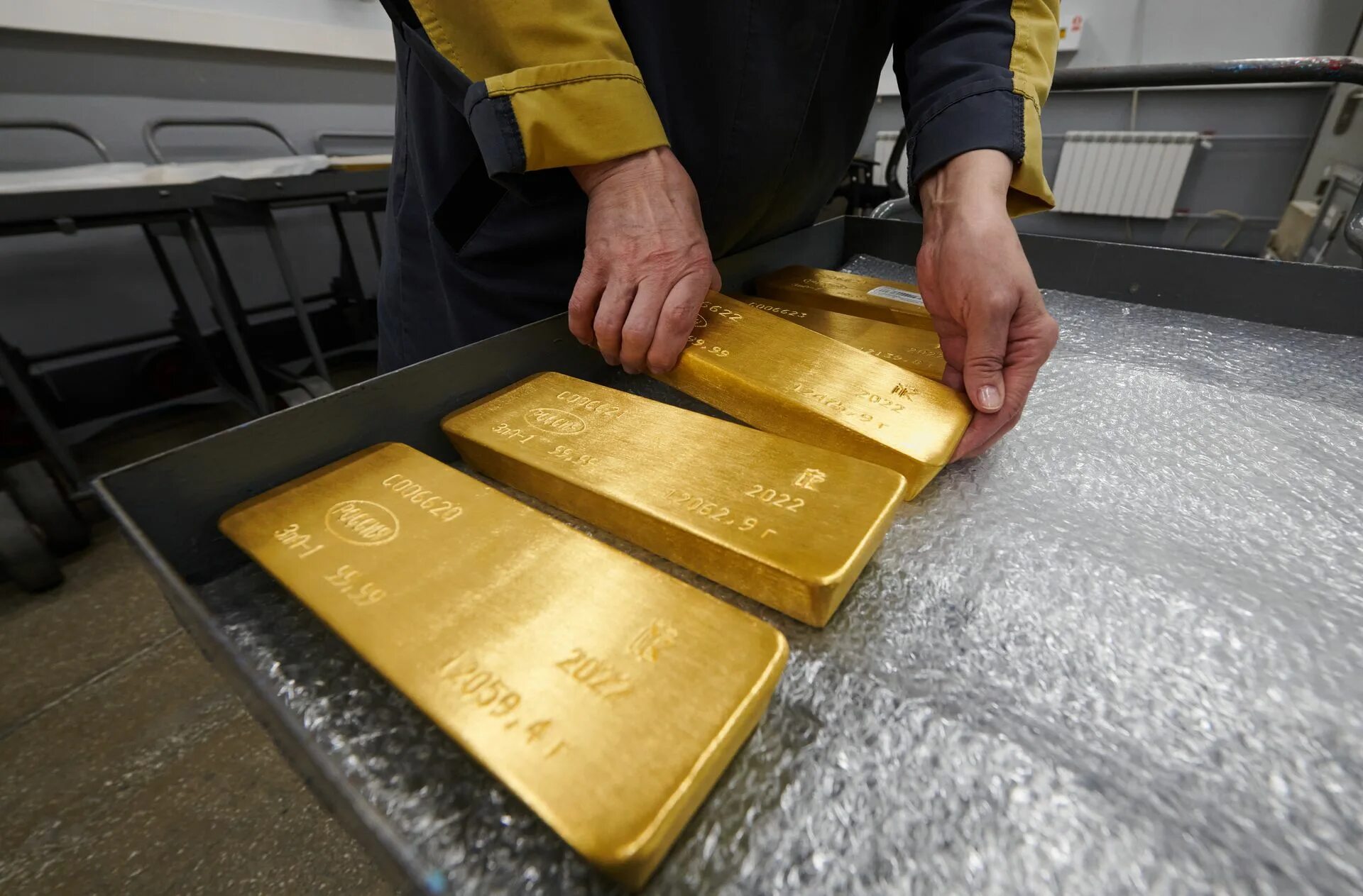 Сколько российского золота. Слиток золота. Слиток золота Россия. Золотые слитки России. Экспорт золота.