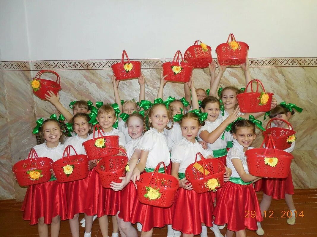 Движения под песню ягода малинка. Танцевальный костюм ягодки. костюм под песню ягодка малинка. переделка ягодка малинка на выпускной в детском саду. сшить костюм ягодки.