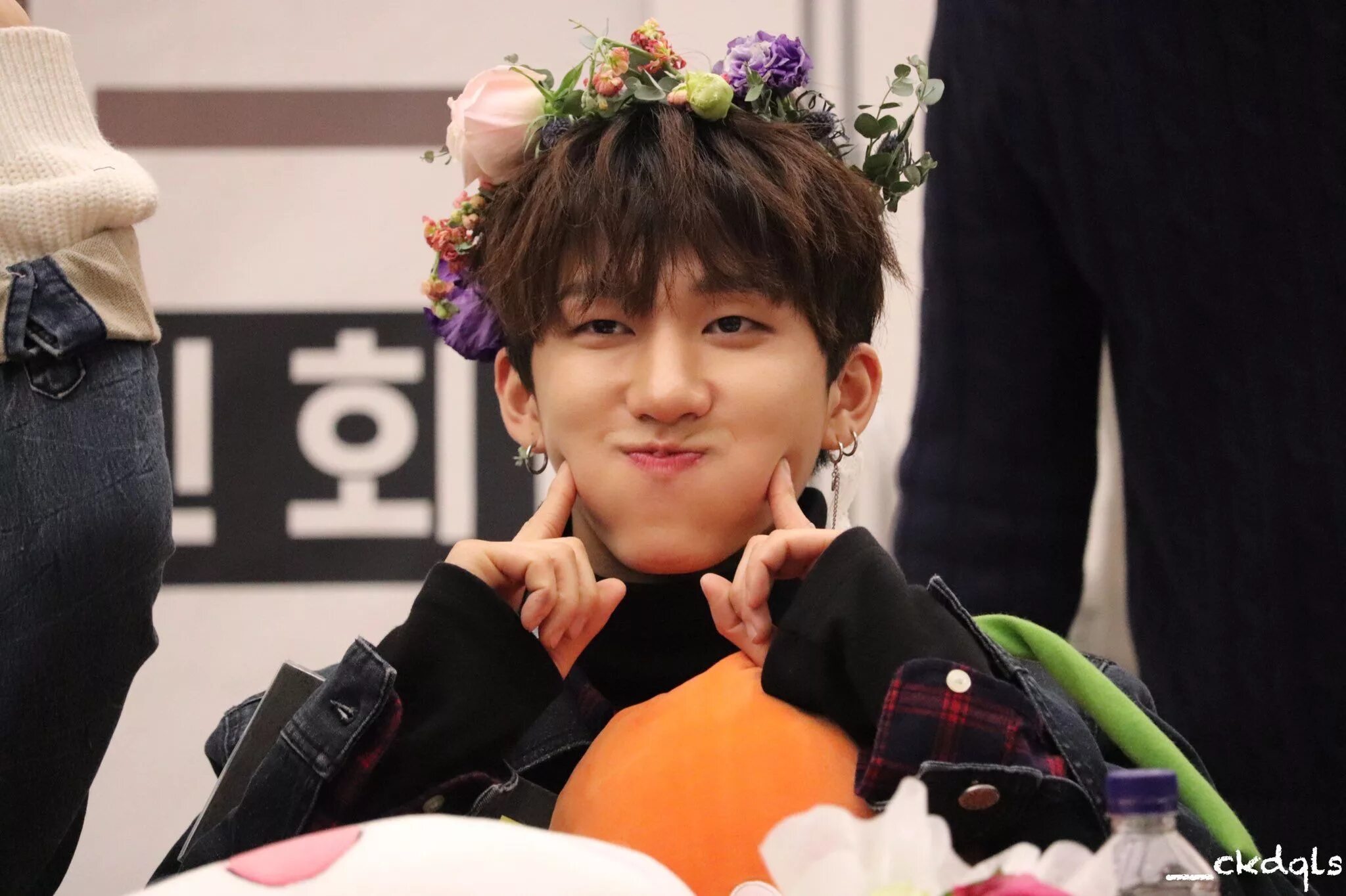 Торт stray kids на день рождения. Чанбин 2022. Когда др у чанбина из стрей кидс. Чанбин 2022. Минхо и чанбин.