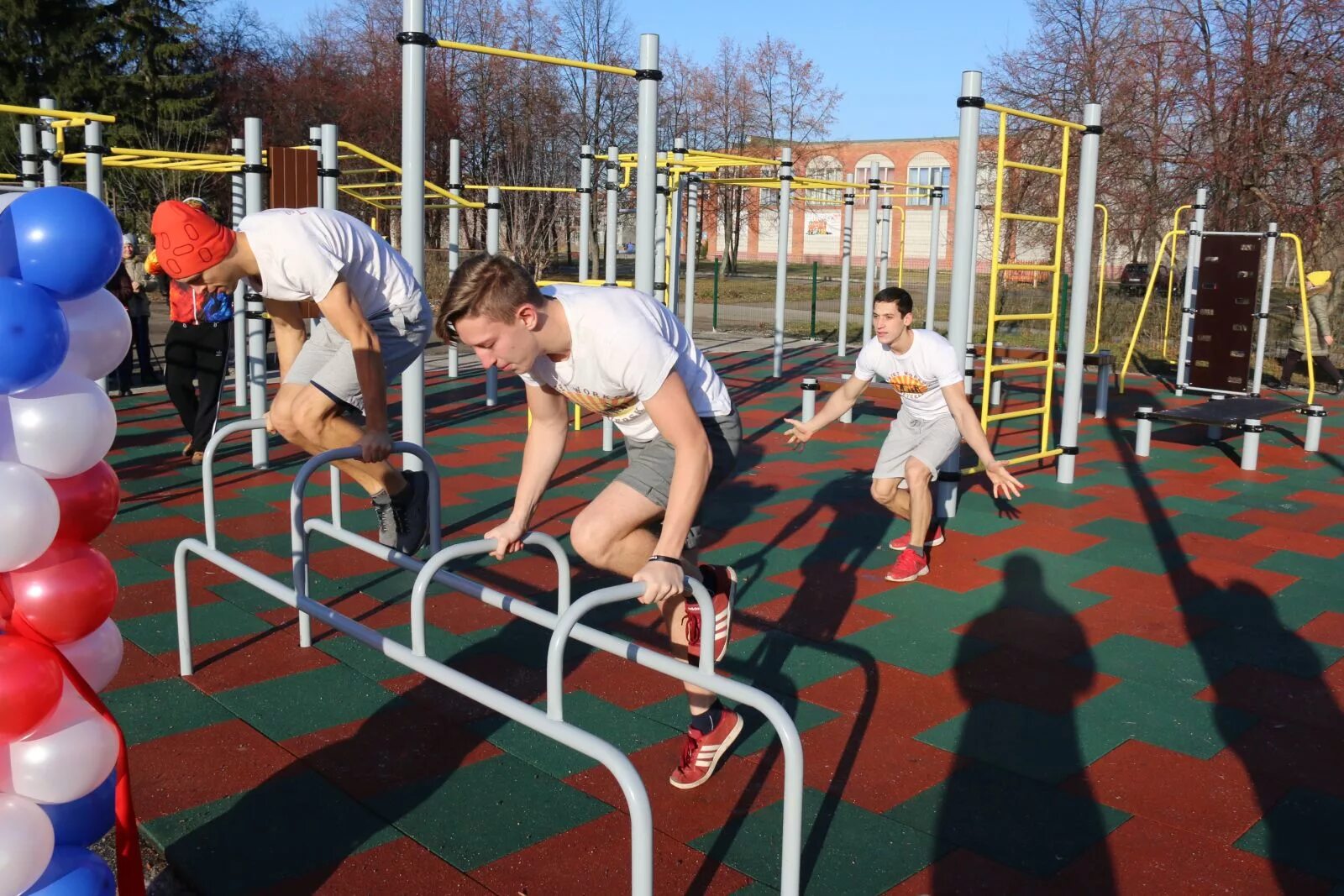 Спортивная площадка в школе нормы. Спортивная площадка. Спортивная площадка с тренажерами. Спортивная площадка ГТО. Спортивная площадка в школе.