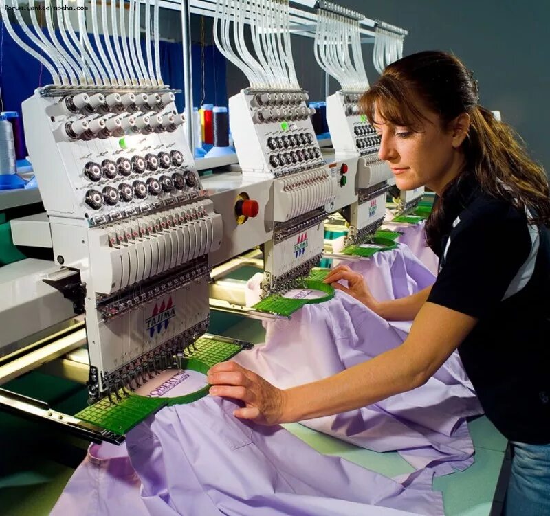 Дама у вязального станка. Технолог швейного производства. Текстильное производство. Вышивальщица на производстве. Компьютерная вышивка.
