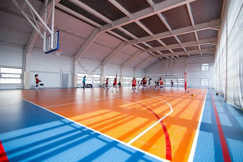 Спорткомплекс орион волейбольный зал. Волейбольная сетка в спортзале. Спортзал волейбол. Волейбольная спортзал. Залы для волейбола.