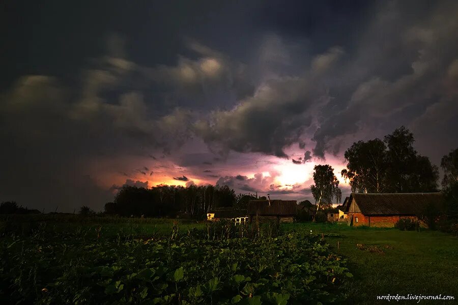 Гроза в деревне. Вспыхнула зарница. Вспыхнула зарница и озарила наши лица я бросил решать уравнения. Вспыхнула зарница. Зарница природное явление новосибирск.