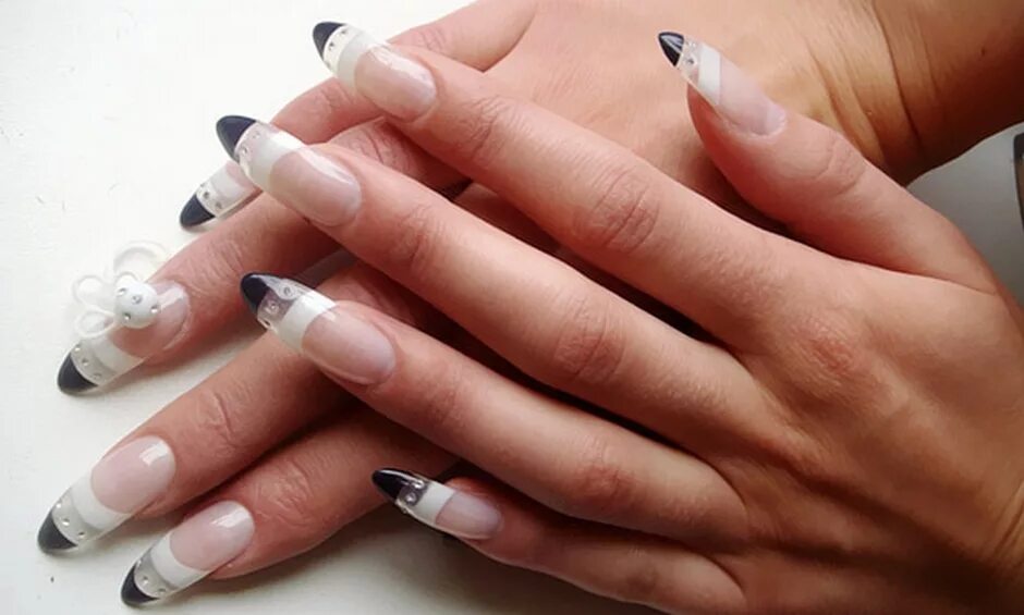 правильный французский маникюр. выкладной френч на типсах. выкладной френч на типсах. выкладной френч на типсах. миндальная форма ногтей на типсах.