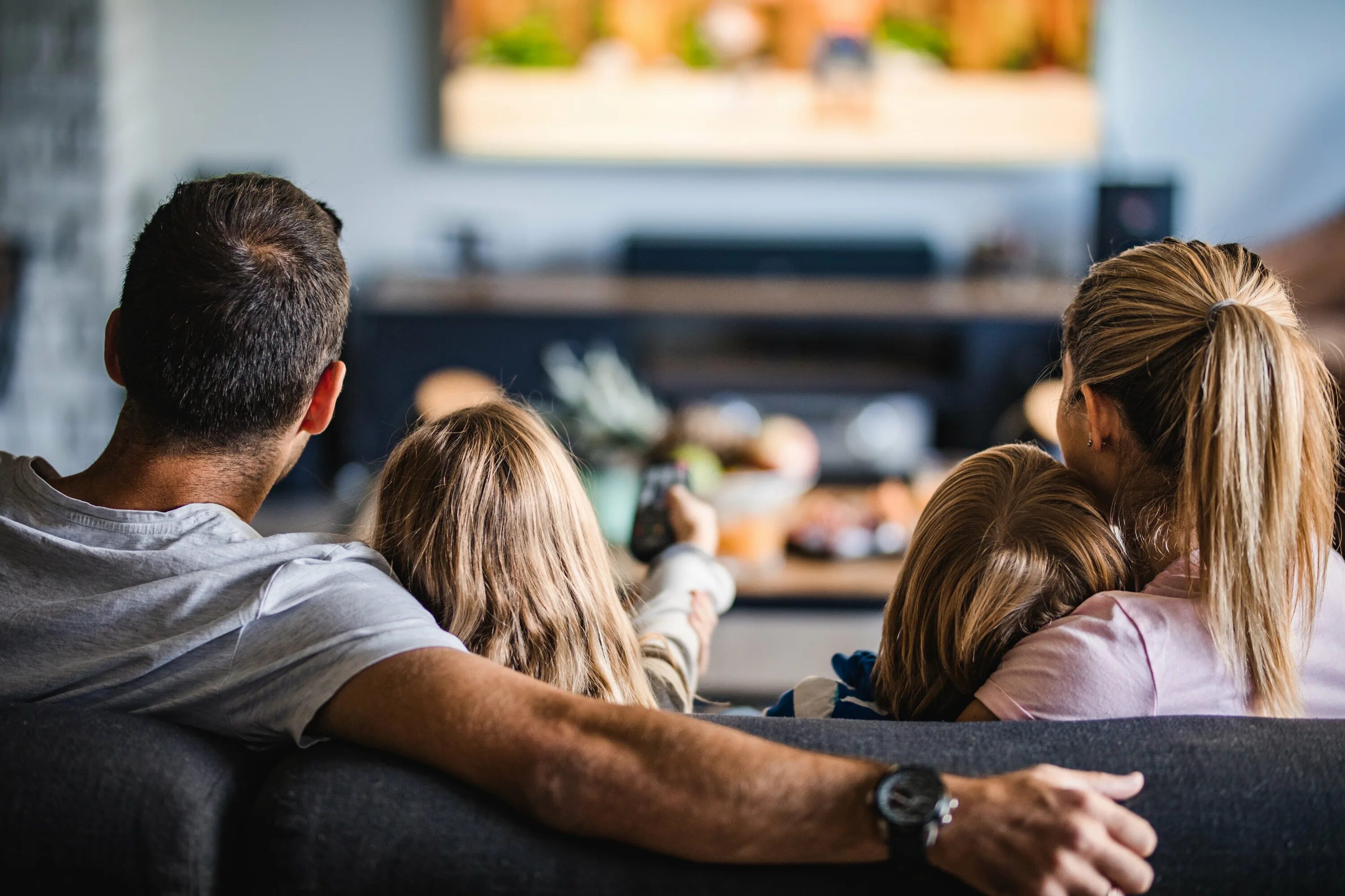 Человек смотрит телевизор. Семейный просмотр телевизора со спины. Watching TV. Семья смотрит тв