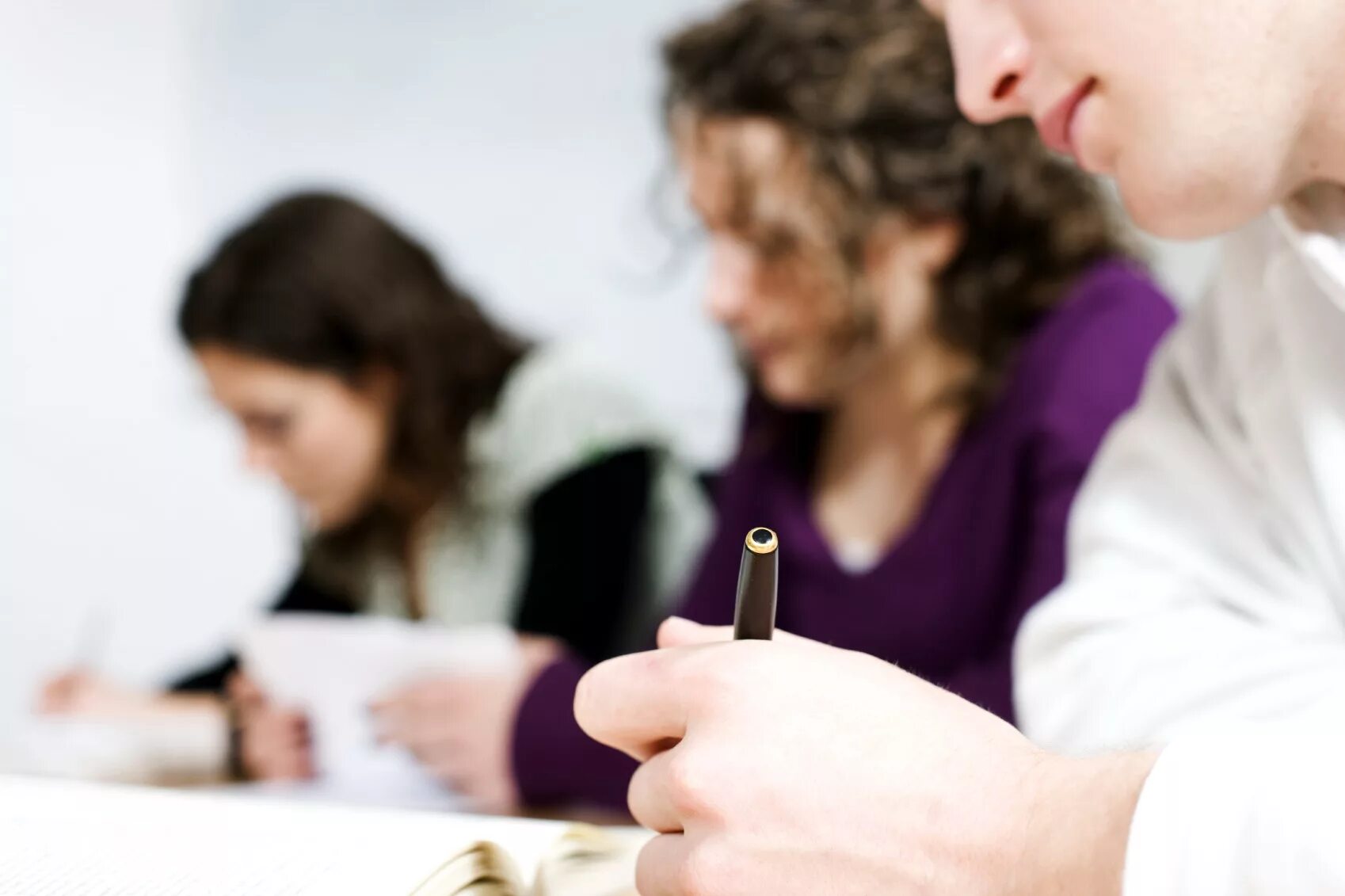 Essay writing service. Счастливые студенты. Rewriting english. English writing help. Учитель и ученик.