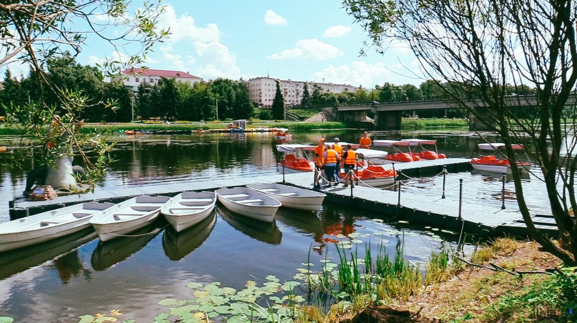 Луки парк сайт. Луки парк Великие Луки катамараны. Луки парк Великие Луки лодки. Гагаринский парк катамараны. Катамаран в парке.