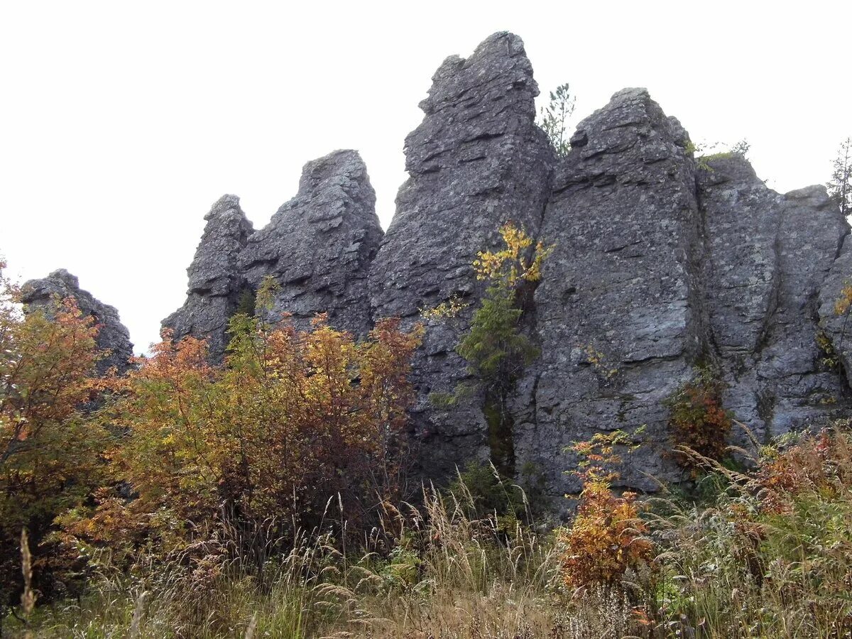 Колпаки пермь. Гора колпаки Пермский край. Колпаки Горнозаводский район Пермский край. Колпаки скалы Пермский край. Горнозаводск гора колпаки.