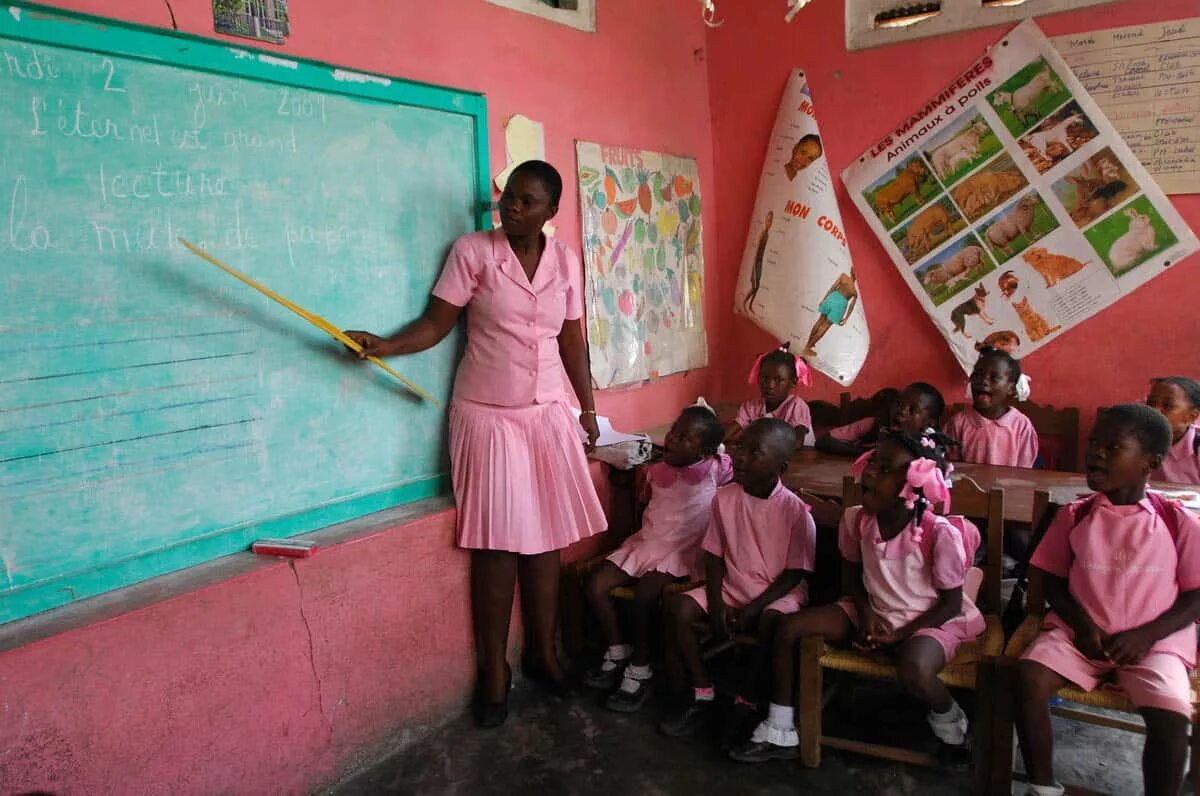 Уроки в разных странах. Учителя в разных странах. Гаити школа. Разные учителя в школе.