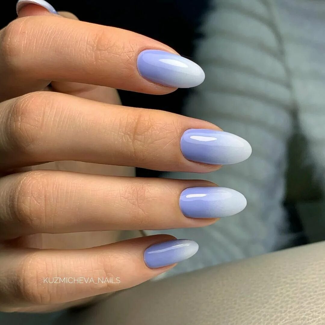Маникюр градиент аэропуффингом. Градиент под молочной базой маникюр. Молочное омбре на ногтях. Градиент базами на ногтях. Маникюр градиент.