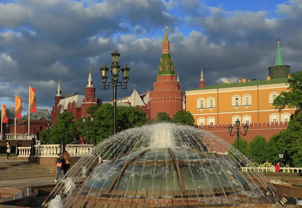 Веб камера красная площадь. Фонтаны московского кремля. фонтан у кремля москва. вокруг кремля манежная площадь. фонтан на красной площади.